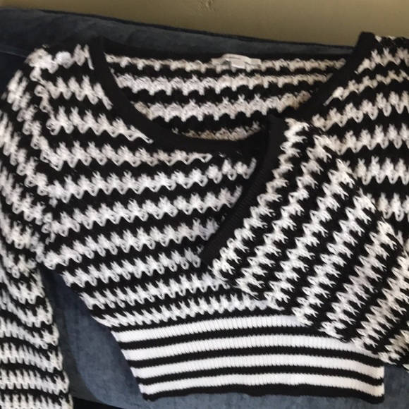Subdued Knitted black and white sweater - Picture 4 of 4